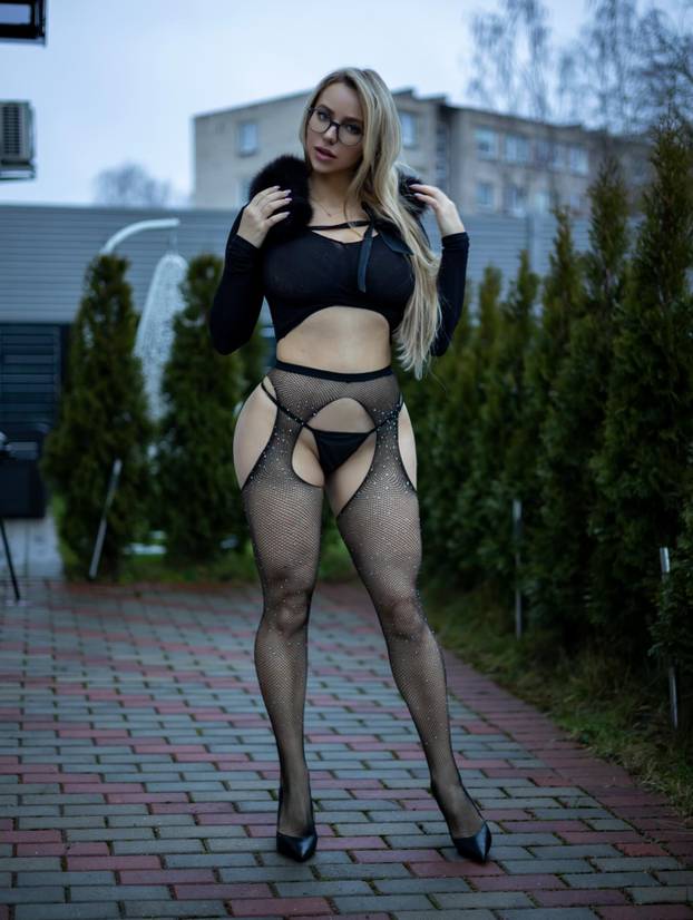 FOTO Tijelo - remek djelo: Ova slikarica ruši sve stereotipe. Ne znamo je l' bolje slika ili pozira