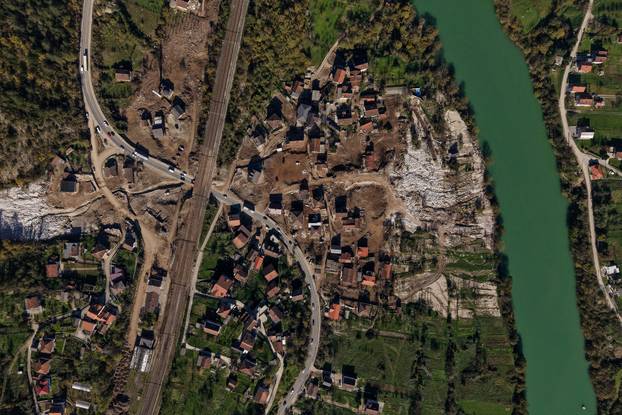 Pogled iz zraka na selo Donja Jablanica mjesec dana nakon razornih poplava i klizišta