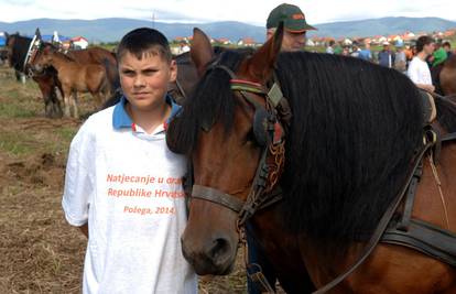 Najmlađi orač: Traktor mu ne treba, njivu obrađuje konjima
