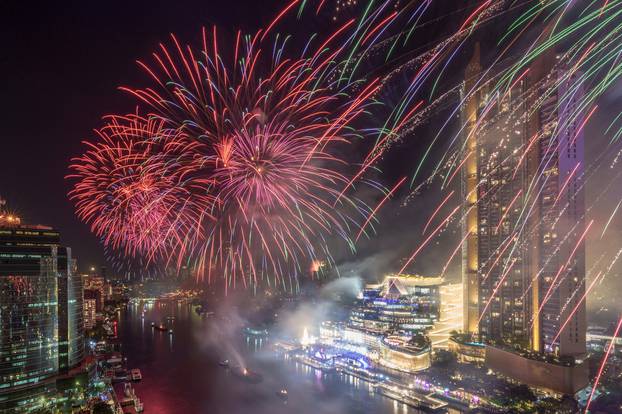 Thailand welcomes New Year with fireworks display