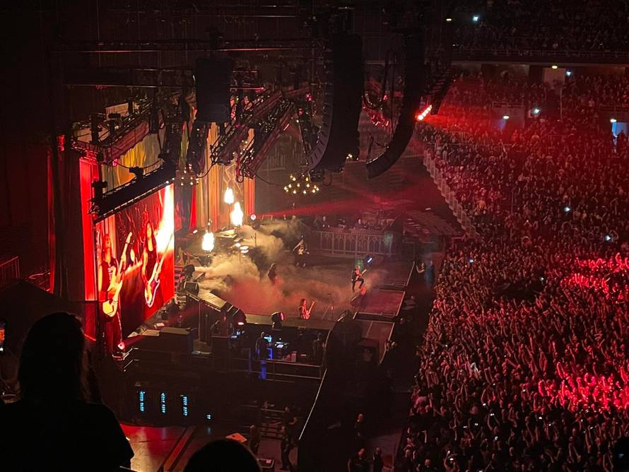 Iron Maiden napravio spektakl u Areni! Bruce je na pozornici mahao hrvatskom zastavom