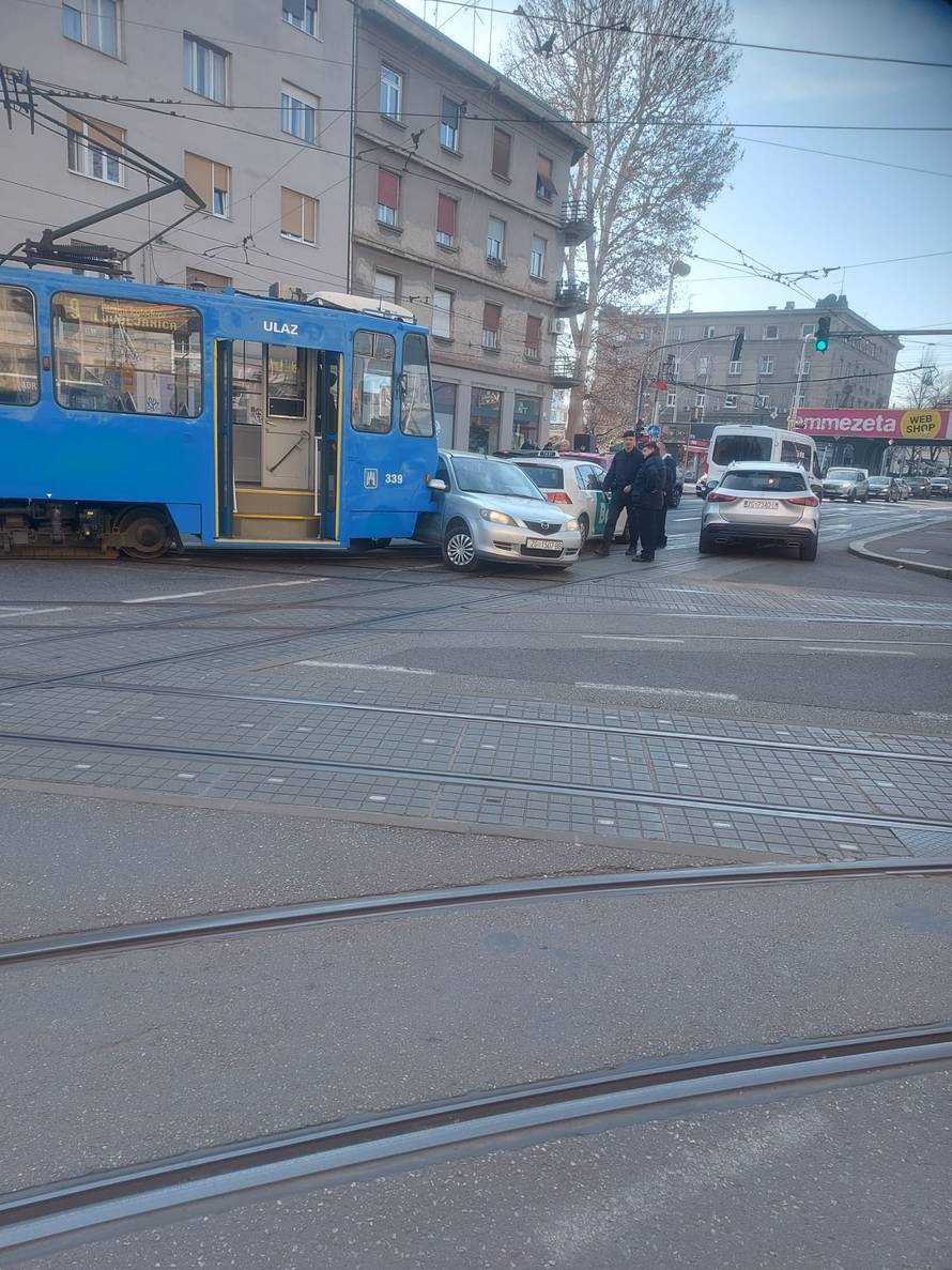 Sudar tramvaja i automobila u Zagrebu: Jedan ozlijeđeni