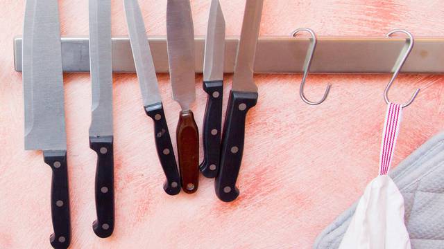 Nožem s police trgovine ubo šest ljudi, lanac uklonio sve noževe i škare iz asortimana