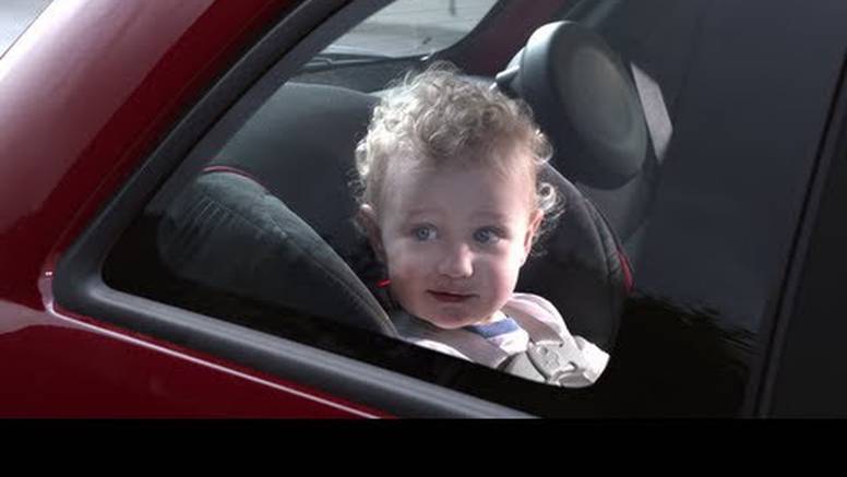 Što ti gledaš? Bebač odbrusio djedici u reklami za Fiat 500