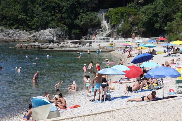 Rijeka: Kupači uživaju u kupanju i sunčanju na plaži Ploče na Kantridi