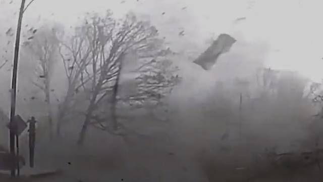 Dramatična snimka: Ulovio tornado koji mu je prošao tik kraj auta