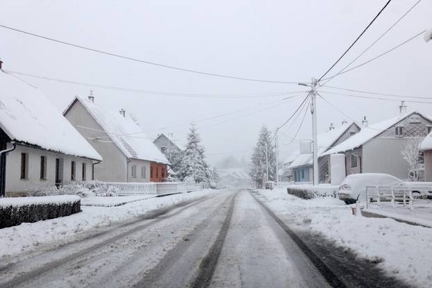 Zbog snijega otežan promet u Gorskom kotaru