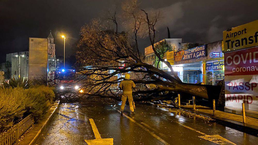 FOTO Olujno jugo u Splitu ruši sve pred sobom: Stablo palo na motore i štandove, srušen i stup