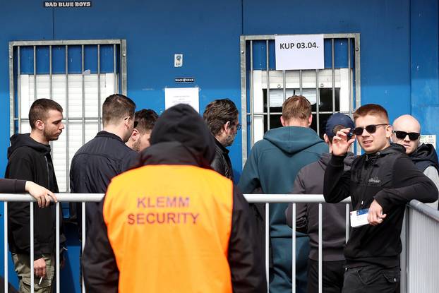 Zagreb: Navijači u dugačkom redu čekaju ulaznice za utakmicu Dinamo - Hajduk