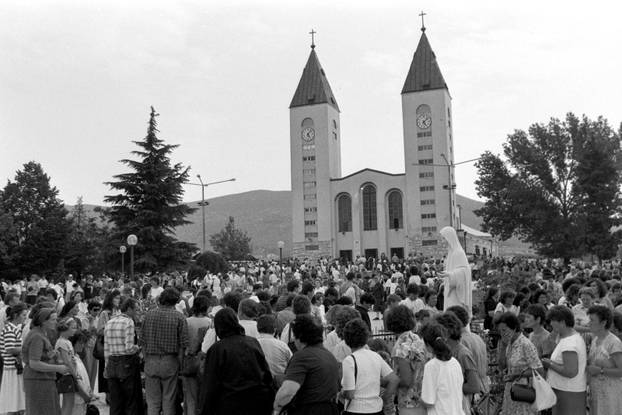 Brojni vjernici na obilježavanju 10. godišnjice ukazanja u Međurgorju, 25.6.1991.