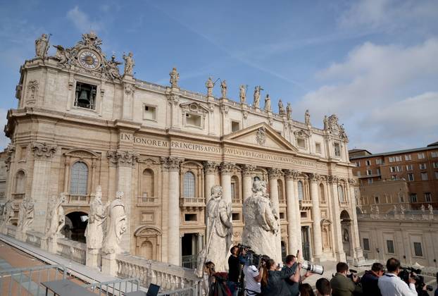Rim: Brojni vjernici na Trgu sv. Petra čekaju procesiju s tijelom pape Franje