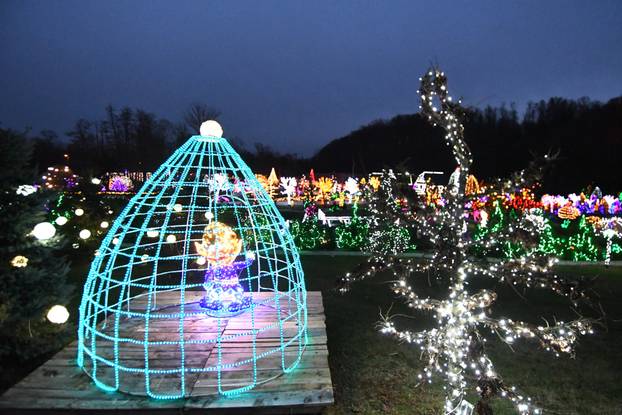 Magično Božićno blagdansko imanje obitelji Salaj zabljesnulo je u punom sajaju