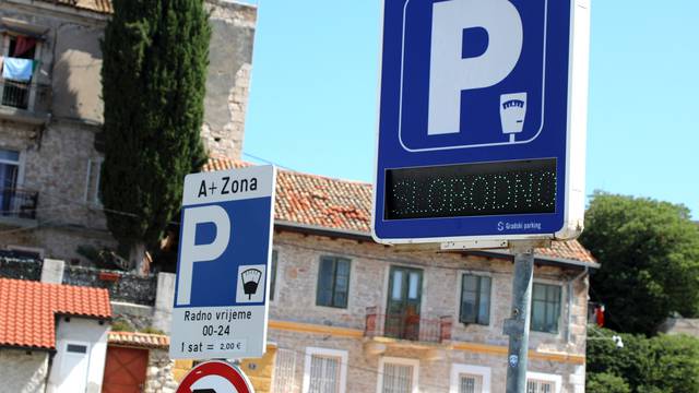 Šibenik: Parkiralište kod Autobusnog kolodvora naplaćuje se 2 eura po satu od 0-24 