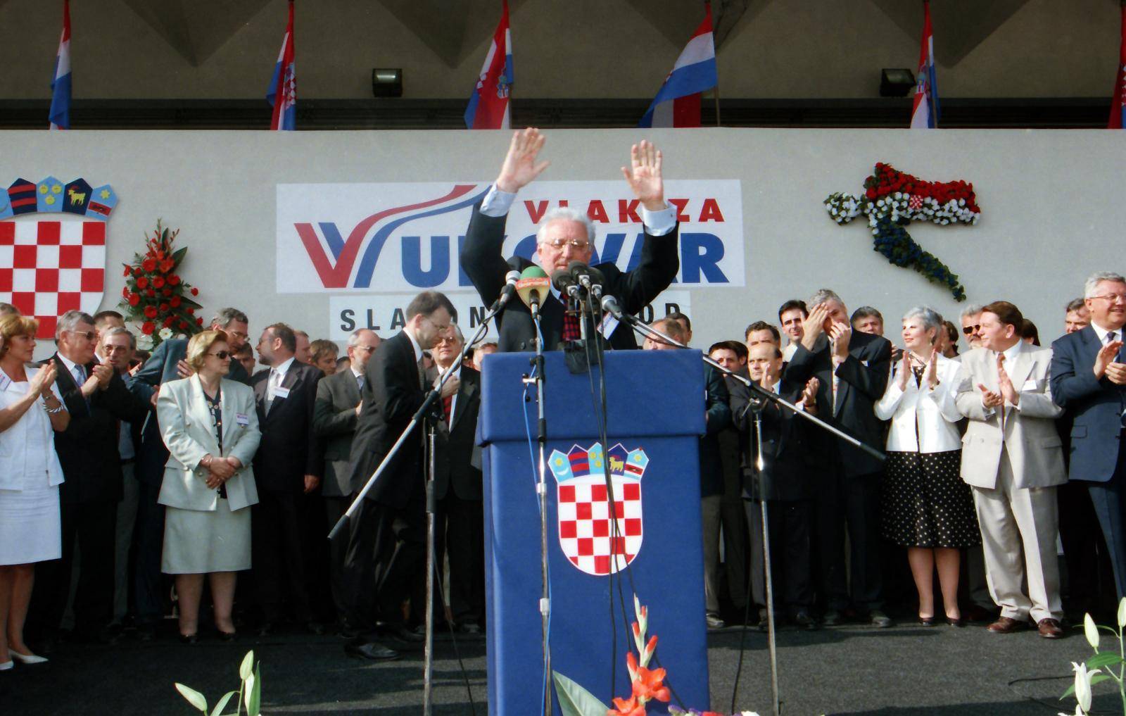 Povratak u napaćeni grad heroj: Vlak mira krenuo je za Vukovar, pjevalo se i klicalo slobodi...