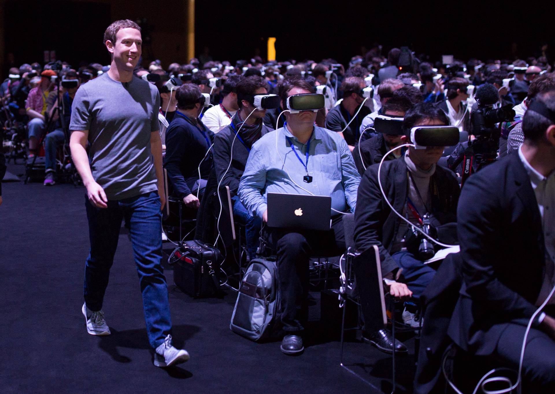 Zuckerberg odlučio raspršiti mit oko orvelovske fotografije
