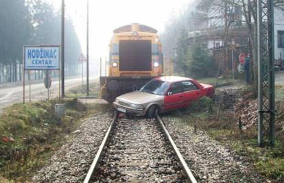 Bosanska Krupa: Vlak  naletio na auto, vozač teško ozlijeđen