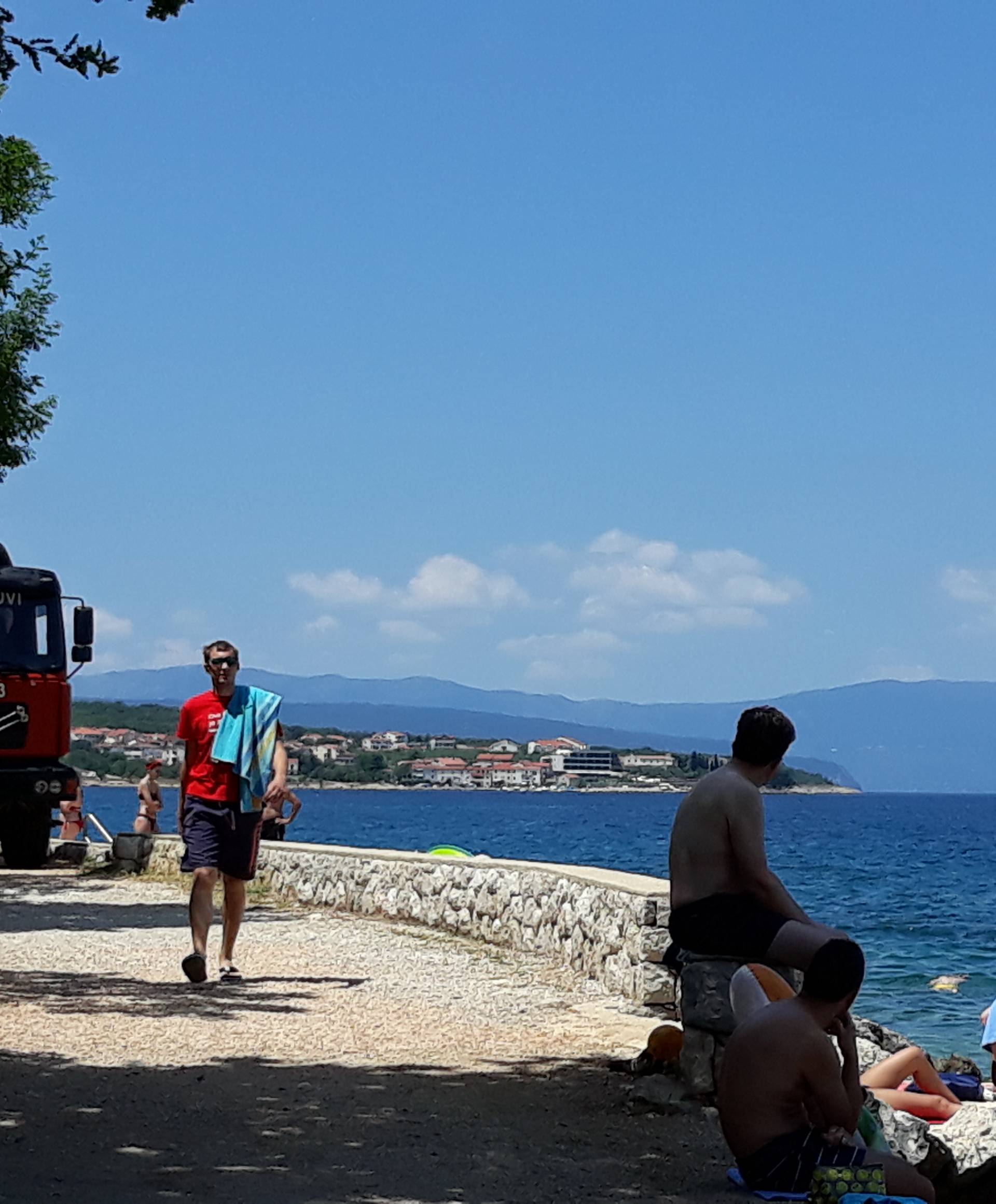 Počela sezona, a oni nasipavaju plažu. I to pred šefom Sabora!