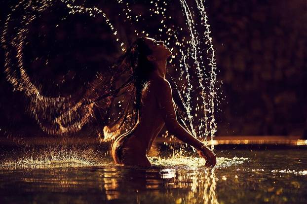 Rodile se gole pa i rođendane  slave gole. Ima smisla. Tko smo mi da im sudimo? Evo i fotki