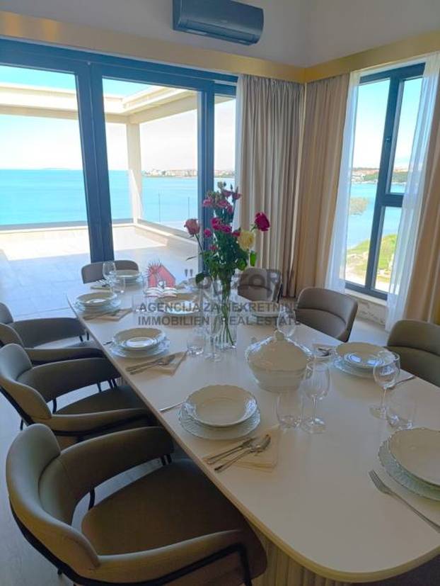 FOTO Ekskluziva! Prodaje se penthouse prvi red do mora, dvije etaže su povezane liftom