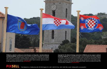 Tri puta su skinuli i zapalili EU zastavu pa stavili Hajdukovu