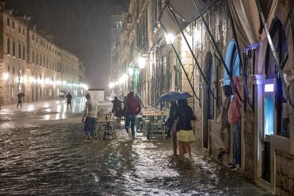 Stradun u Dubrovniku nakon obilne kiše postao kupalište