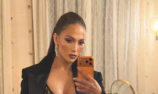 FOTO Kakav dekolte! Jennifer Lopez pozirala u seksi izdanju