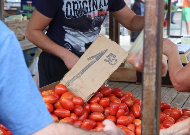 Šibenik: Ponuda vo?a i povr?a na šibenskoj tržnici