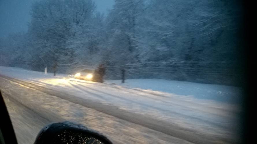 Snježni kaos: Neumorni vozači pomagali jedni drugima na putu