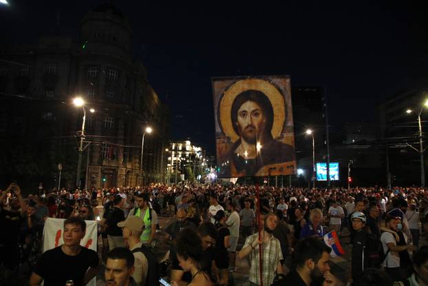 Beograd: Policija rastjerala građane koji su bili okupljeni u Ulici Kneza Miloša, nekoliko građana ozlijeđeno