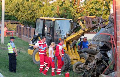 Strašna nesreća kod Sl. Broda: Prevrtao se i  nabio na zgradu