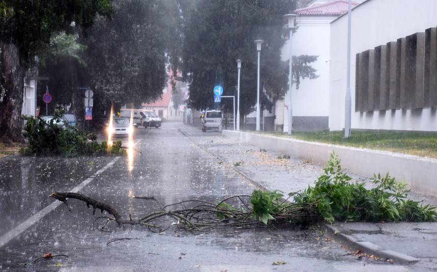 FOTO Dvoje ljudi ozlijeđeno u oluji koja je poharala Zagreb, velika šteta i u Slavoniji...