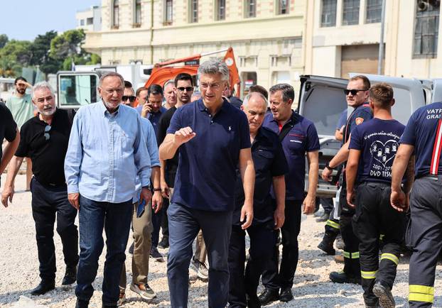 Premijer Andrej Plenković u obilasku požarišta u Omišu