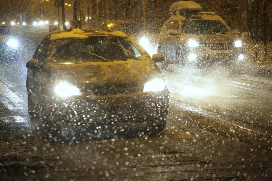 Snijeg opet zameo Hrvatsku, orkanski vjetar blokirao ceste