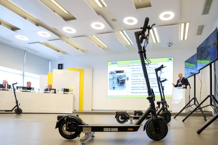 Zagreb: Predstavljanje novog preventivno-edukativnog programa Hrvatskog autokluba o korištenju e-romobila