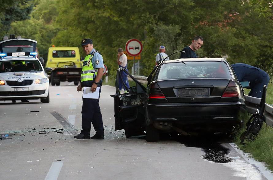 Vozač (26)  pretjecao i  skrivio frontalni sudar: Umro u bolnici