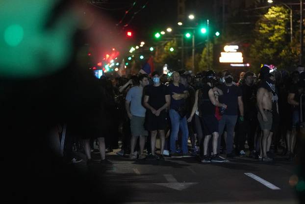 Beograd: Policija rastjerala građane koji su bili okupljeni u Ulici Kneza Miloša, nekoliko građana ozlijeđeno