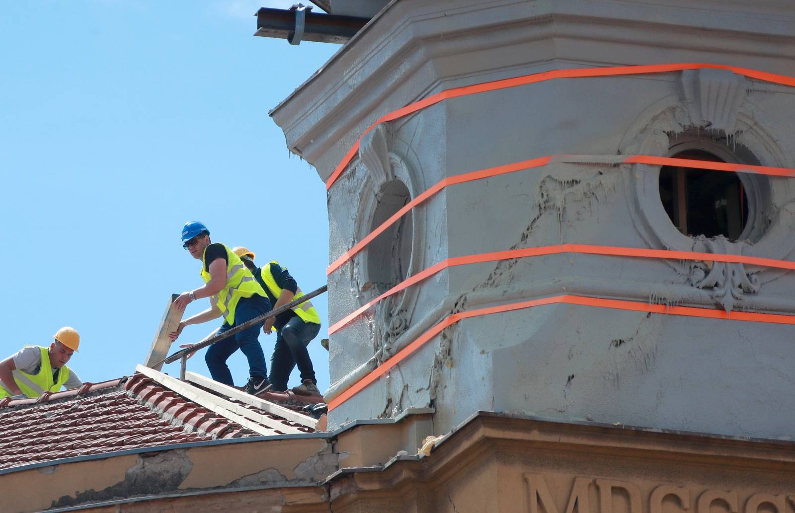 Zagreb: Skinuta kupola na križanju Frankopanske i Ilice zbog oštećenja u potresu