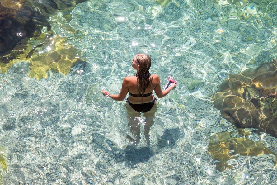 Dubrovnik: Turisti spas od vrućina potražili u moru 