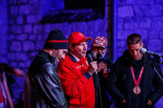 Marko Livaja i Marijo Pašalić na pozornici pred oduševljenim navijačima