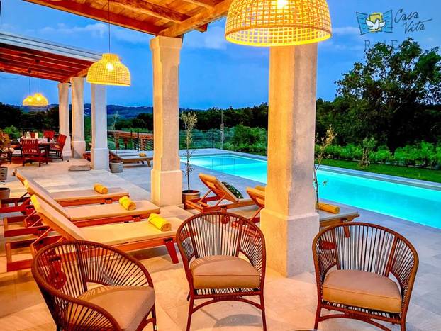 FOTO Počeli graditi grčki hram pa se predomislili? Neobična vila kod Poreča osvaja izgledom