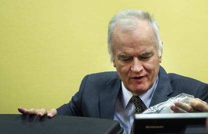 Traže da se Mladića oslobodi od optužnice za genocid 1995.