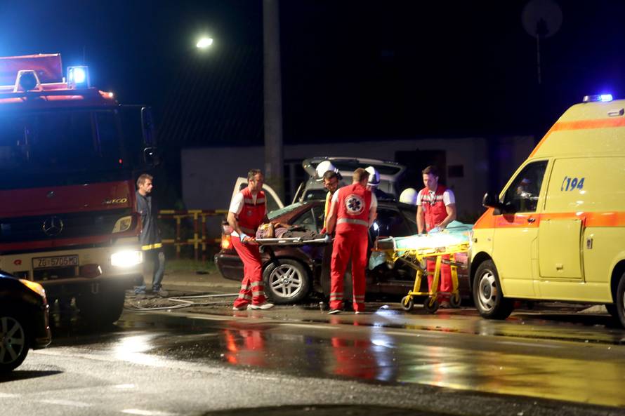 Teška nesreća: Vatrogasci su vadili ljude iz smrskanog auta