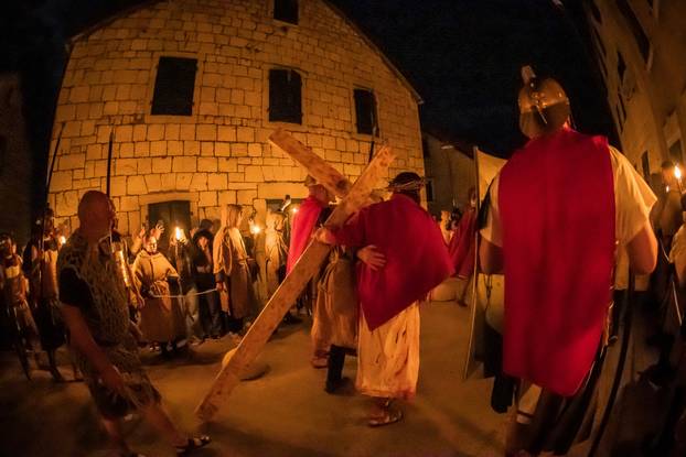 U Imotskom na Cvjetnicu uprizorena „Imotska Muka“, scenski prikaz Muke Gospodina našega Isusa Krista 