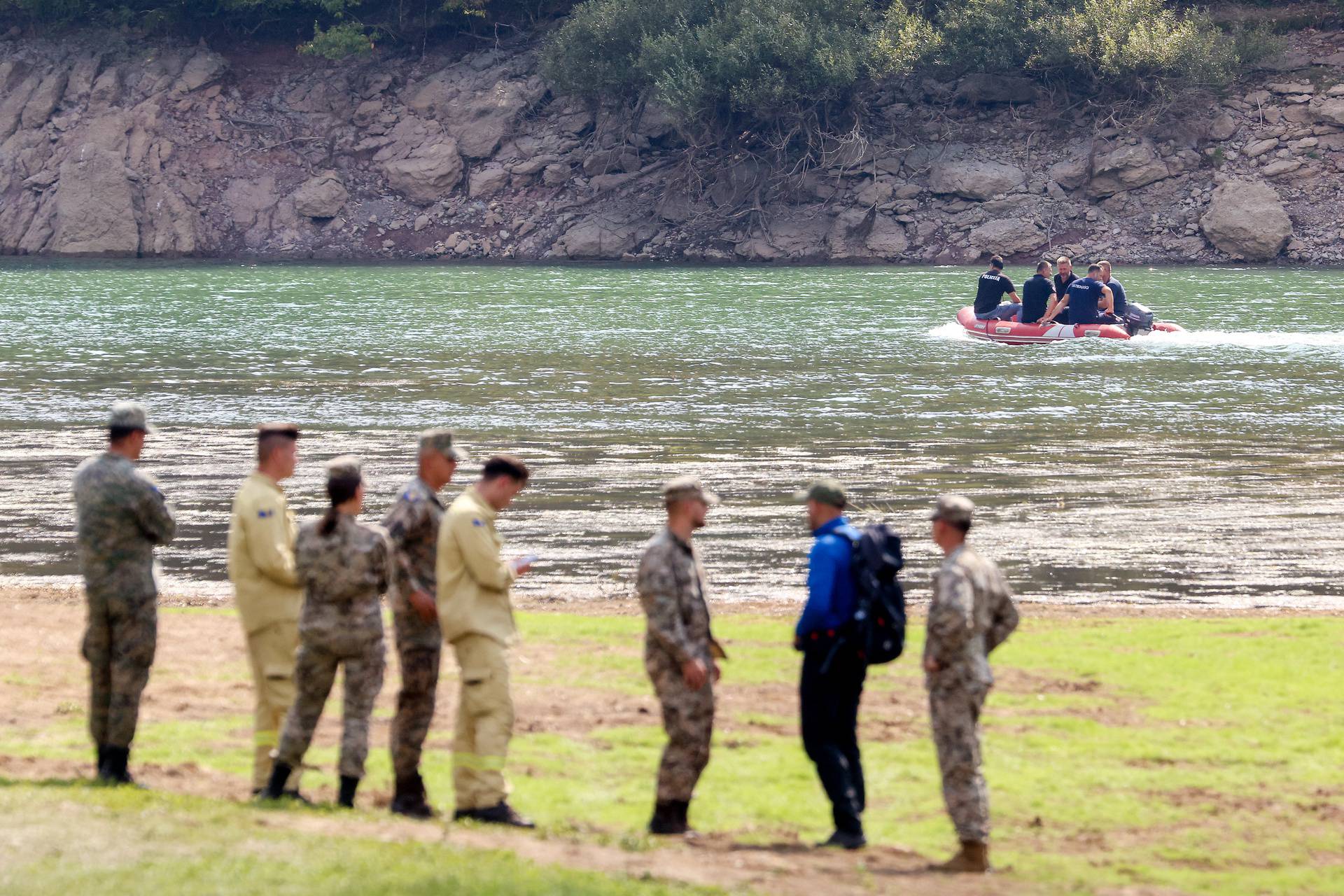 Buturović Polje: Srušio se helikopter vojske BiH u Jablaničko jezero, jedna osoba ozlijeđena