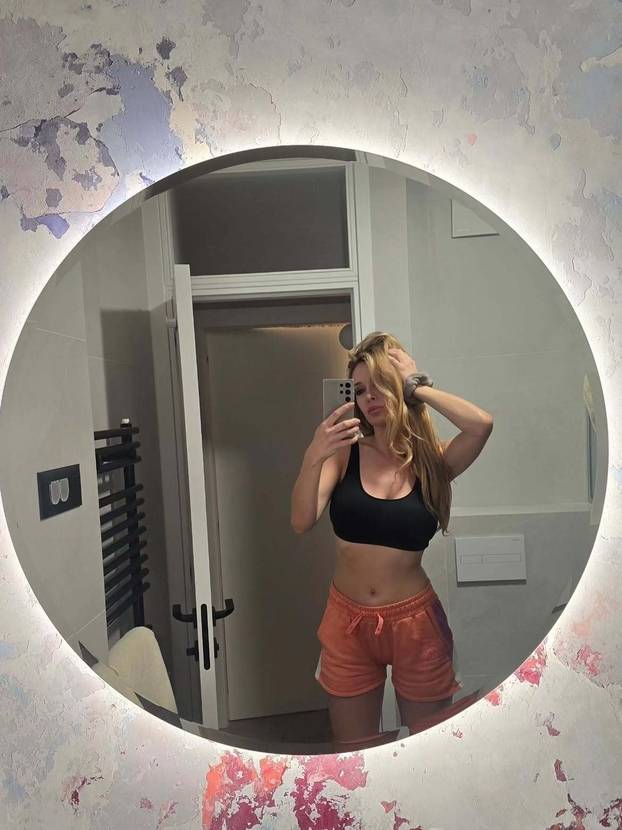 FOTO Lille objavila seksi selfie iz ogledala, pokazala je vitki struk