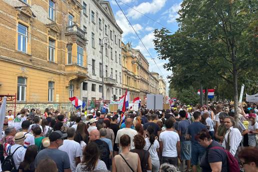 U&Zcaron;IVO Prosvjednici krenuli prema Trgu. Pogledajte kolonu