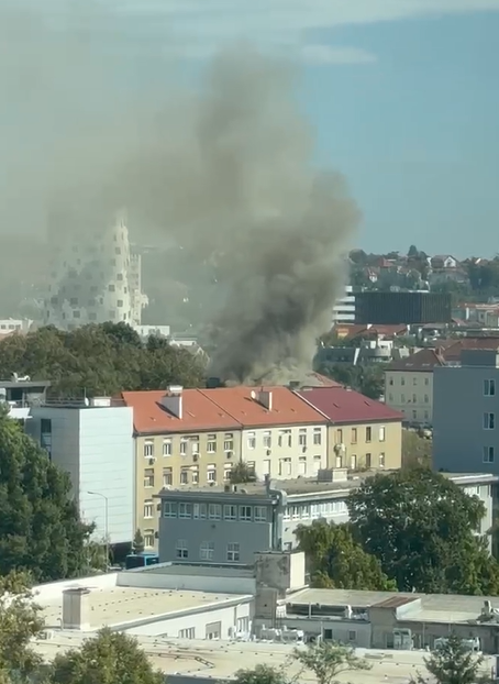 VIDEO 24sata na mjestu požara: Gorjele šupe pune starih stvari