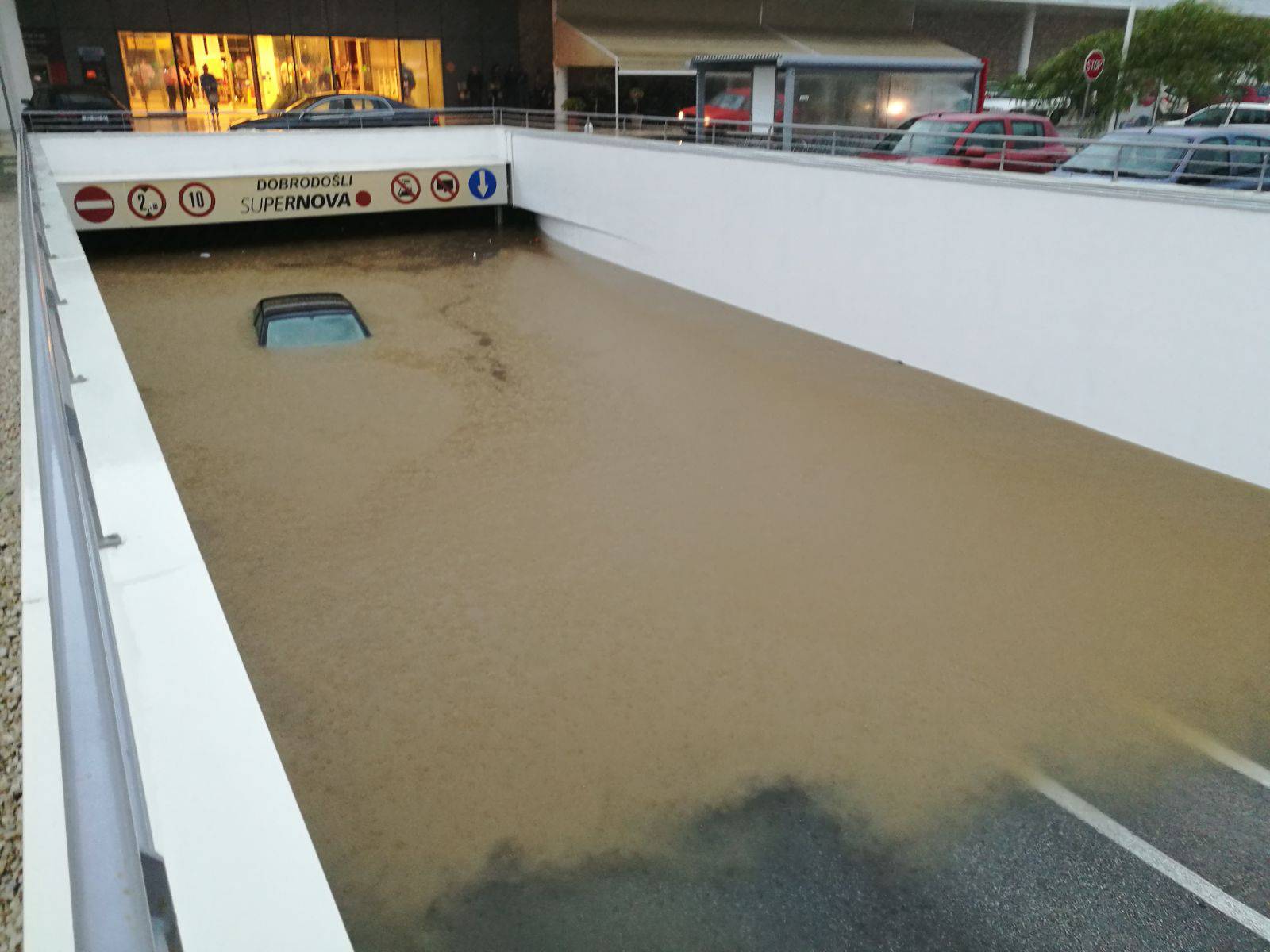 Opći potop u Zadru: Garaže su poplavljene, auti plivaju, kaos...