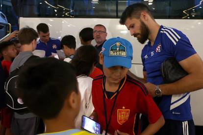 Astana: Navijači dočekali igrače Dinama te ih tražili autogram i fotografirali se s njima