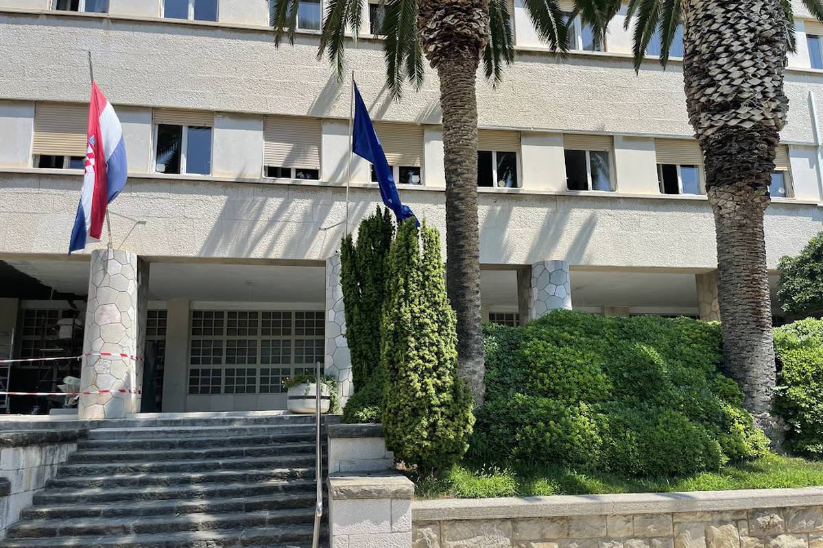 Split: U Gradskoj upravi uhićeno 12 ljudi, jedan poduzetnik je pao zbog parfema od 700 kuna?!